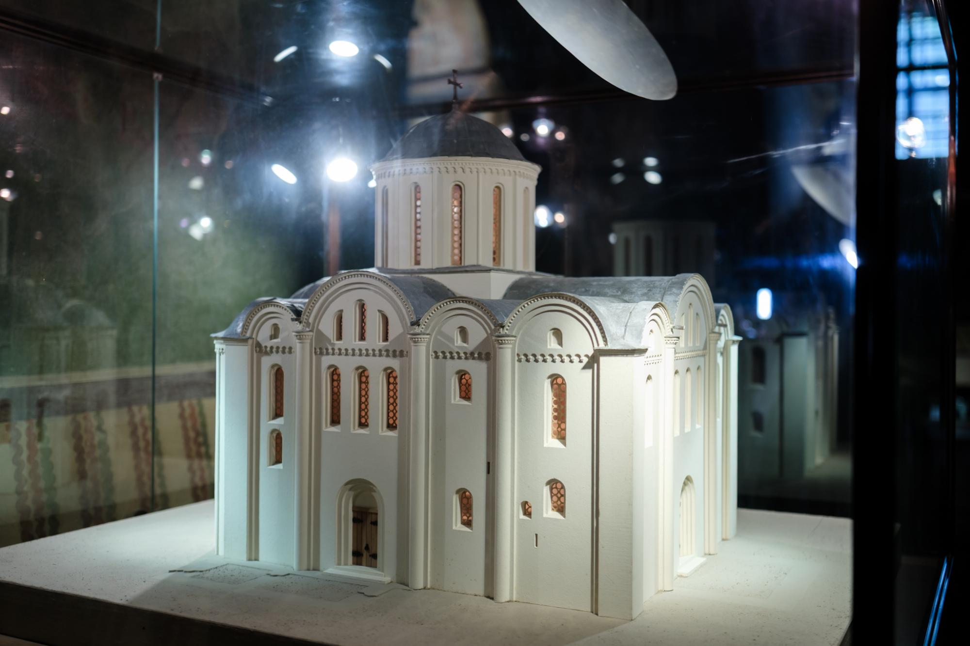 "Пекло для чоловіків, рай для жінок": Що приховує Кирилівська церква в Києві